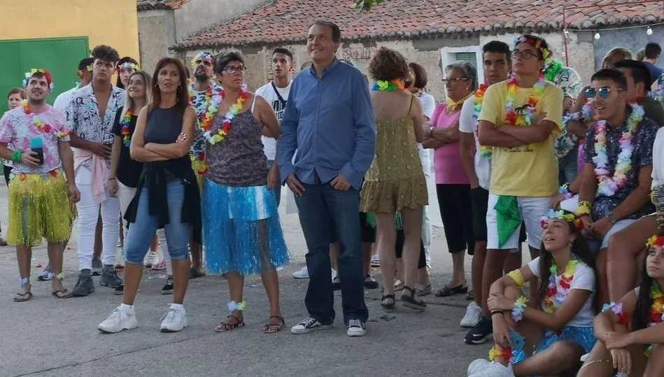Una fiesta de temática hawaina aportó colorido al pregón y al chupinazo