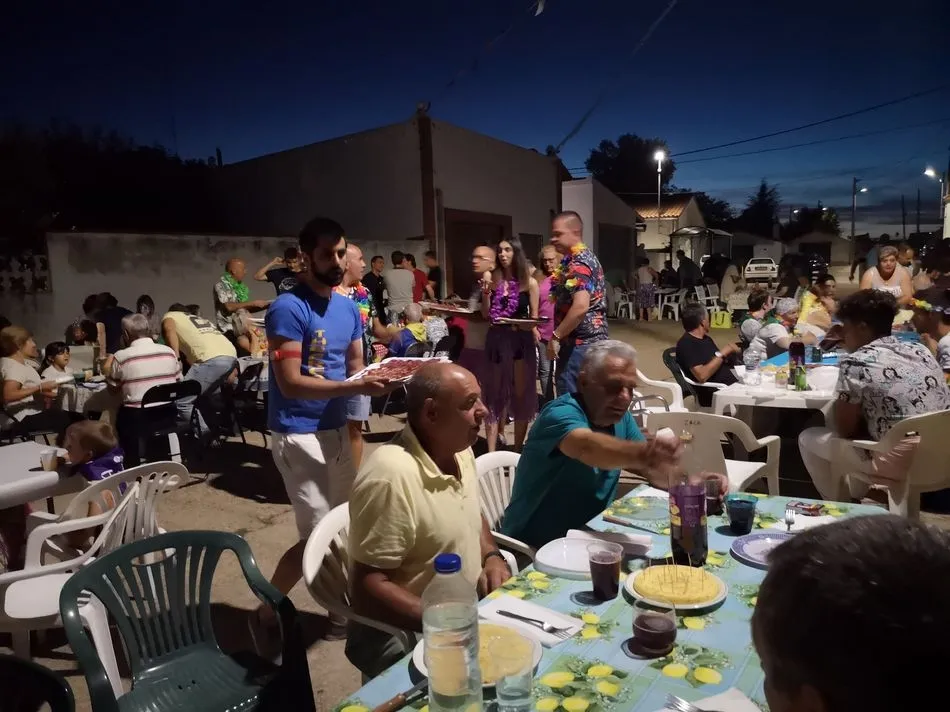 Foto 4 - El preg&oacute;n y la merienda campestre abren las fiestas de Monterrubio de la Sierra