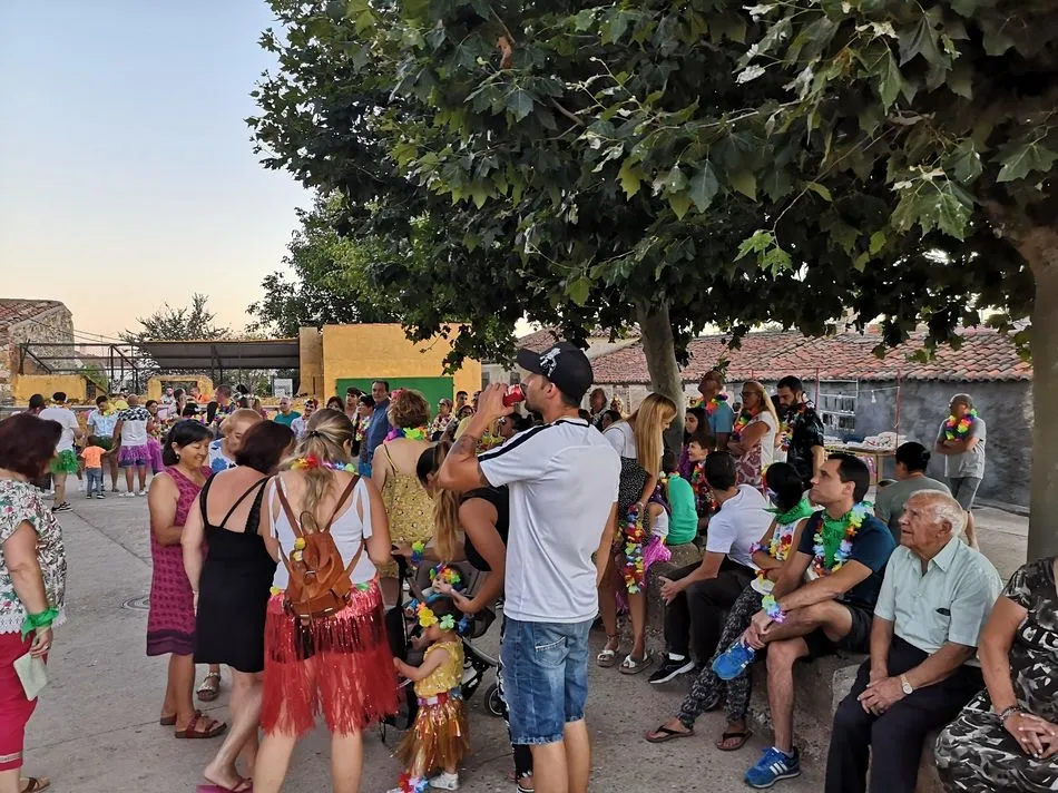Foto 6 - El preg&oacute;n y la merienda campestre abren las fiestas de Monterrubio de la Sierra