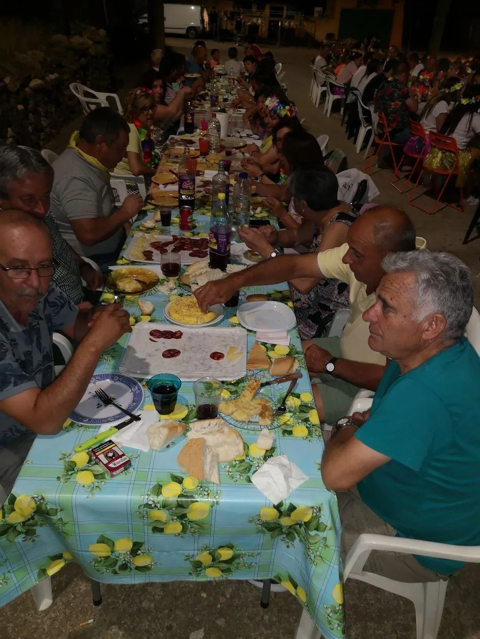 Foto 3 - El preg&oacute;n y la merienda campestre abren las fiestas de Monterrubio de la Sierra