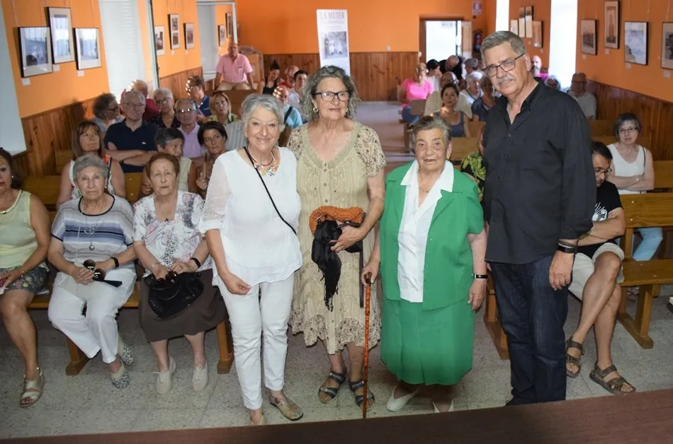 Los vecinos de Aldea descubren a través de fotografías cómo era antiguamente la mujer rural  
