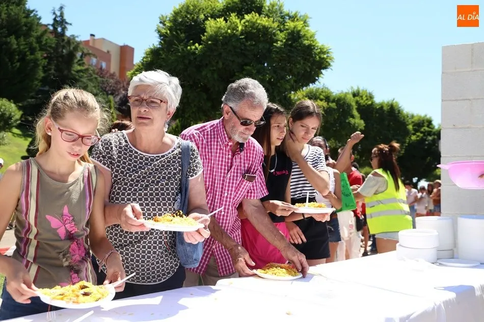 Foto 10 - La paella solidaria re&uacute;ne en el Prado de la Vega a los vecinos de Carbajosa