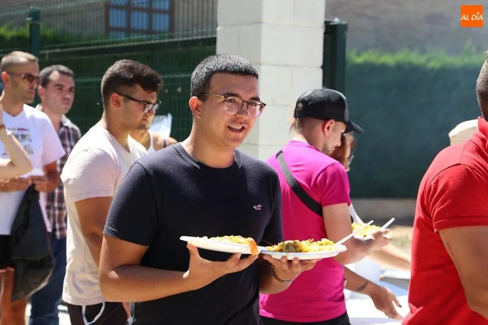 Foto 7 - La paella solidaria re&uacute;ne en el Prado de la Vega a los vecinos de Carbajosa