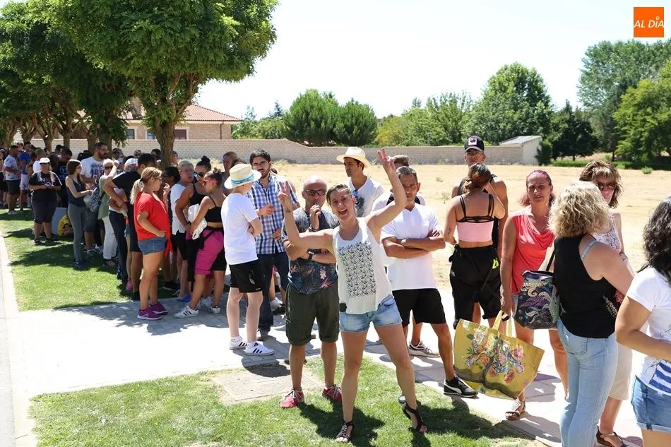 Foto 6 - La paella solidaria re&uacute;ne en el Prado de la Vega a los vecinos de Carbajosa