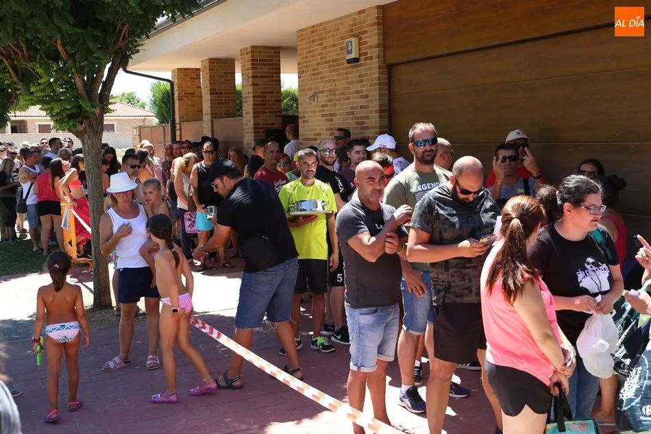 Foto 5 - La paella solidaria re&uacute;ne en el Prado de la Vega a los vecinos de Carbajosa