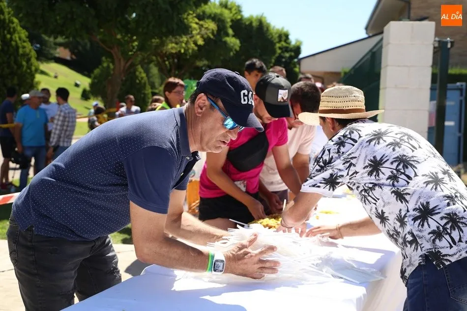 Foto 4 - La paella solidaria re&uacute;ne en el Prado de la Vega a los vecinos de Carbajosa