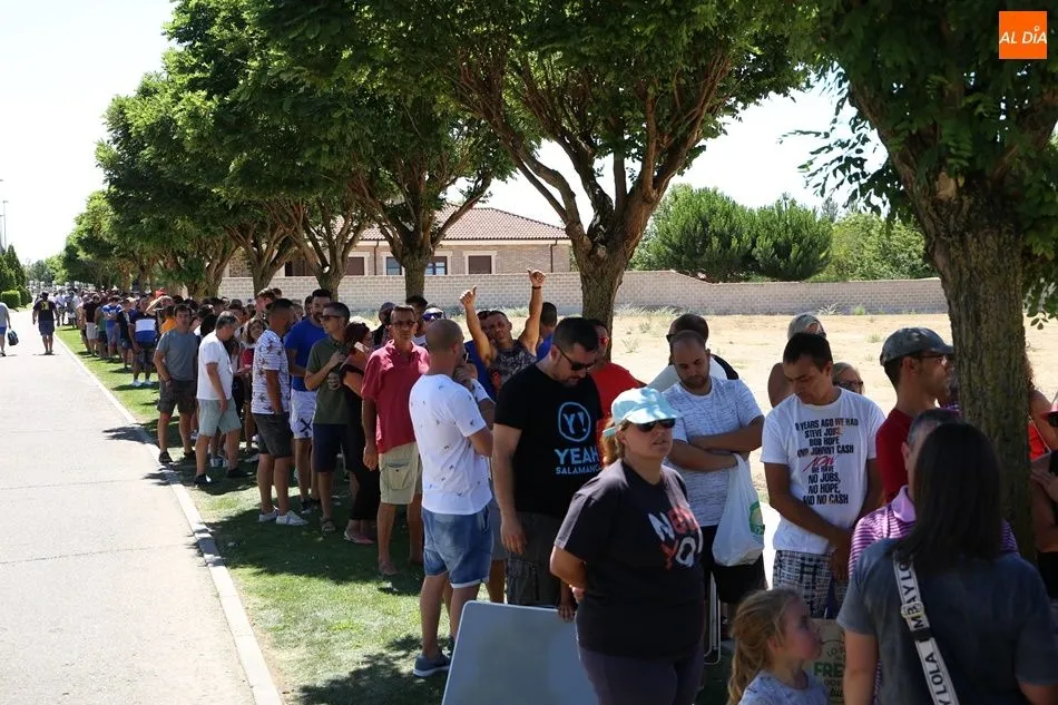 Foto 3 - La paella solidaria re&uacute;ne en el Prado de la Vega a los vecinos de Carbajosa
