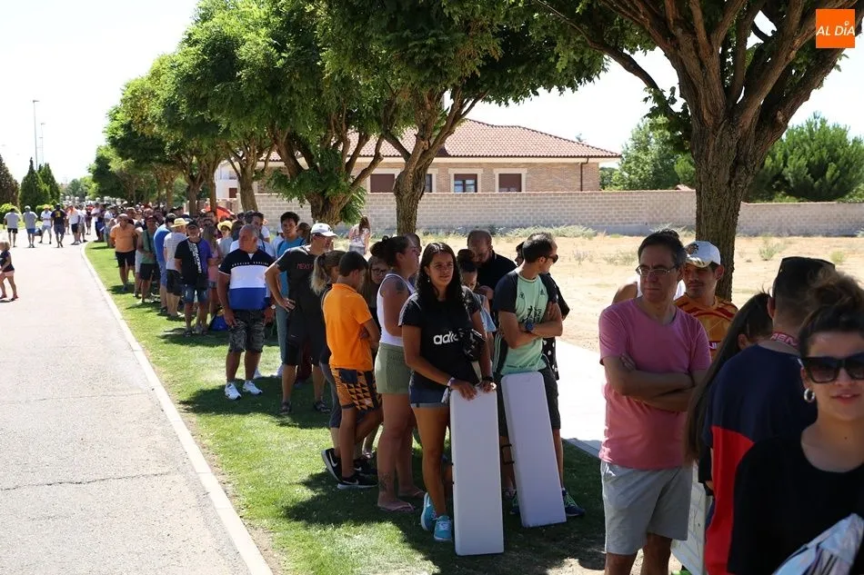 Foto 2 - La paella solidaria re&uacute;ne en el Prado de la Vega a los vecinos de Carbajosa