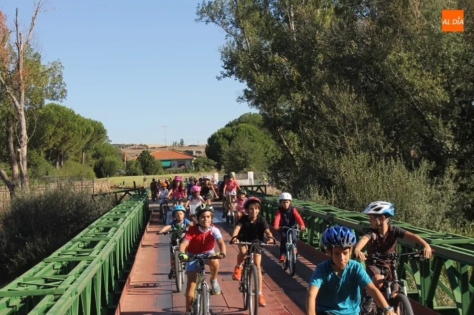 Los participantes en la marcha cicloturista a su paso por el puente de hierro de Almenara.