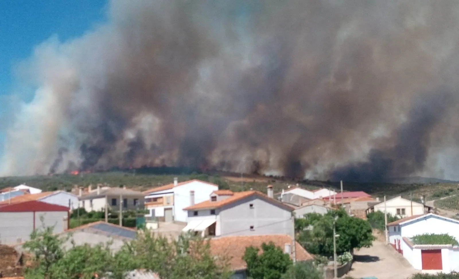 Un incendio en la zona de las Serradillas que llegó a ser declarado Nivel 1 calcina entre 60 y 70...