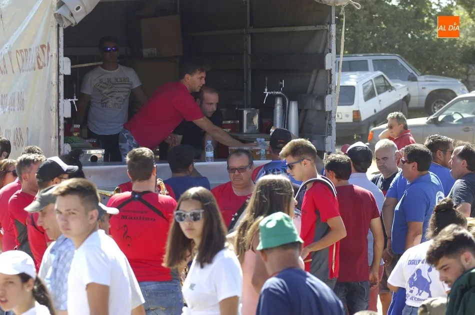 Foto 2 - Las vacas se hacen las remolonas a la hora de entrar en la plaza en las fiestas de Casillas  