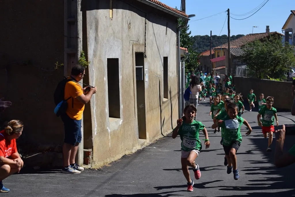 Foto 10 - M&aacute;s de 500 personas de todas las edades marchan y corren en Aldehuela de Yeltes a favor de la AECC ...
