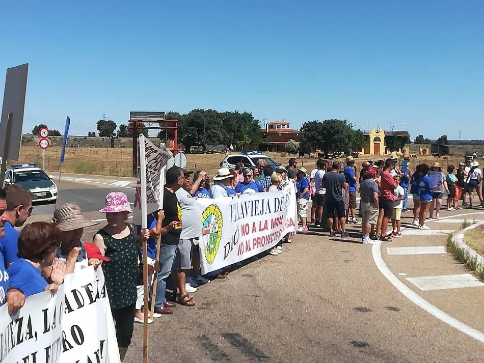 Foto 6 - Stop Uranio vuelve a cortar la Nacional 620 con el deseo de no tener que hacerlo en 2020  