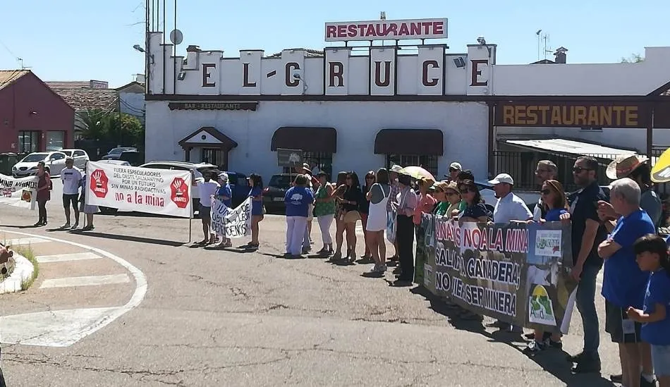 Foto 5 - Stop Uranio vuelve a cortar la Nacional 620 con el deseo de no tener que hacerlo en 2020  