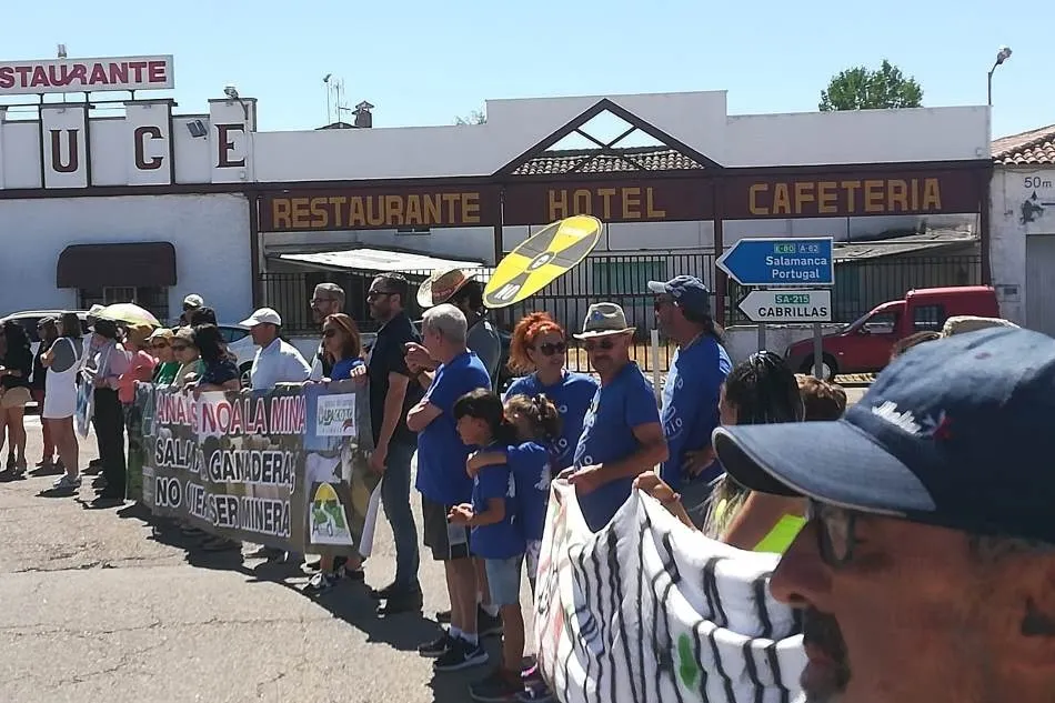 Foto 3 - Stop Uranio vuelve a cortar la Nacional 620 con el deseo de no tener que hacerlo en 2020  
