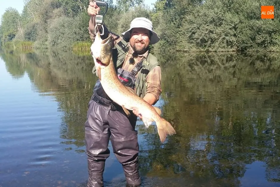 Foto 3 - Desde M&aacute;laga con afici&oacute;n, madre e hijo pescando huchos en el Tormes  
