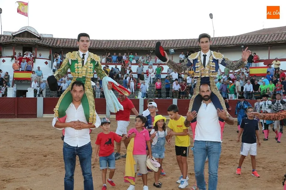 Manuel Martín y Manuel Diosleguarde a hombros tras la novillada en Guijuelo