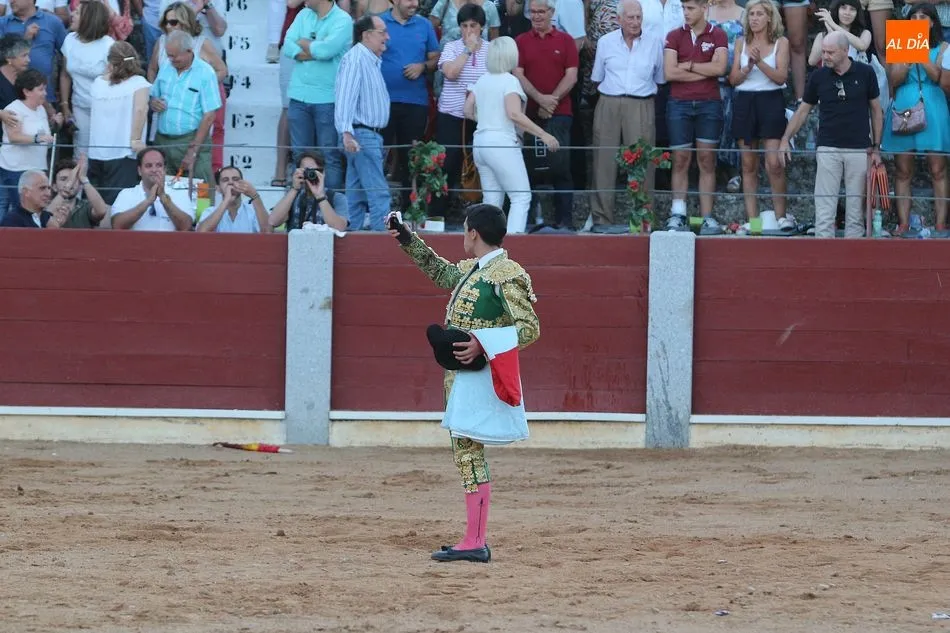Foto 10 - Manuel Diosleguarde y Manuel Mart&iacute;n triunfan en la novillada chacinera