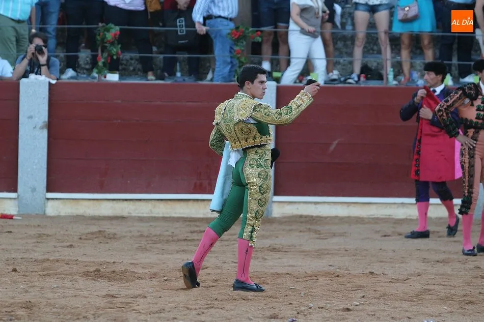 Foto 9 - Manuel Diosleguarde y Manuel Mart&iacute;n triunfan en la novillada chacinera