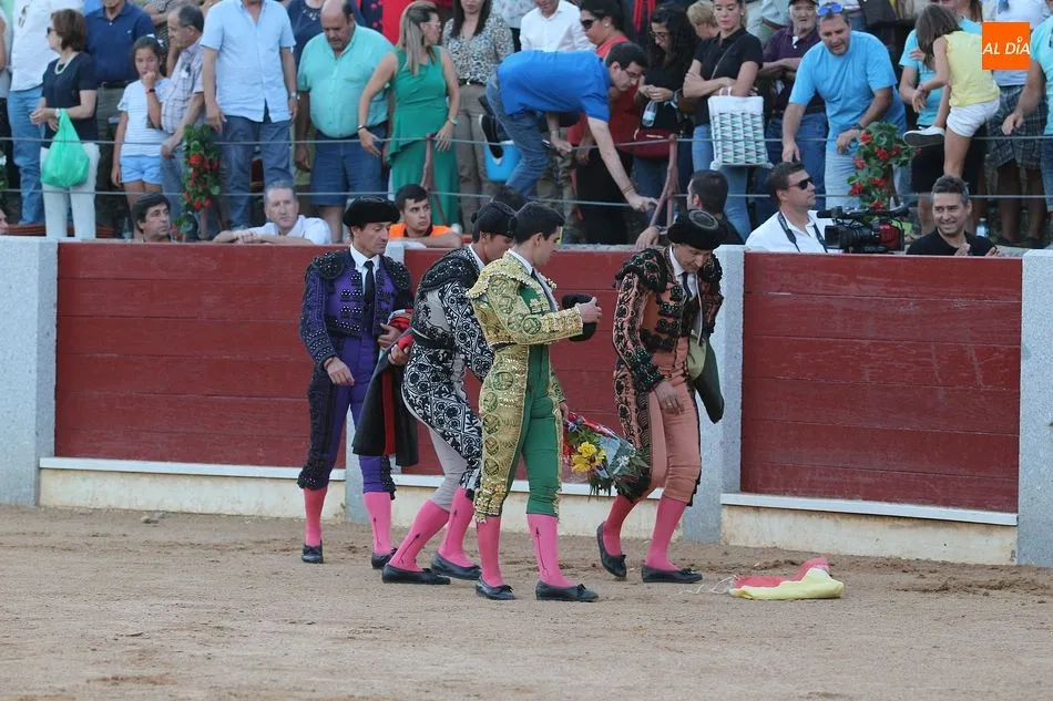 Foto 8 - Manuel Diosleguarde y Manuel Mart&iacute;n triunfan en la novillada chacinera