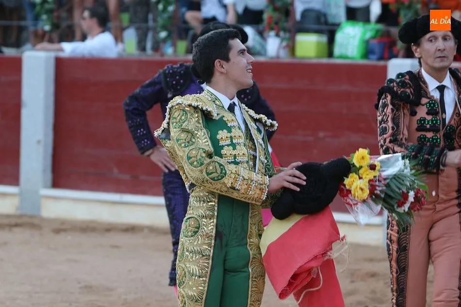 Foto 7 - Manuel Diosleguarde y Manuel Mart&iacute;n triunfan en la novillada chacinera