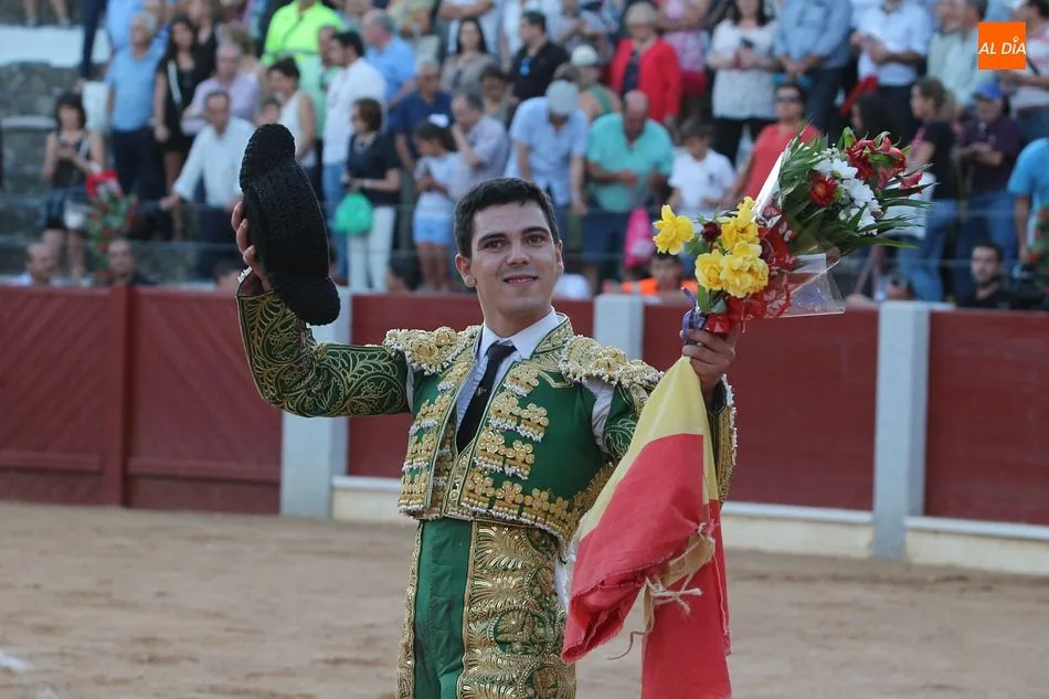 Foto 6 - Manuel Diosleguarde y Manuel Mart&iacute;n triunfan en la novillada chacinera