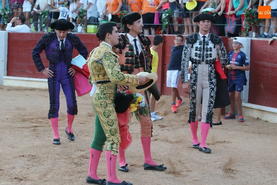 Foto 5 - Manuel Diosleguarde y Manuel Mart&iacute;n triunfan en la novillada chacinera