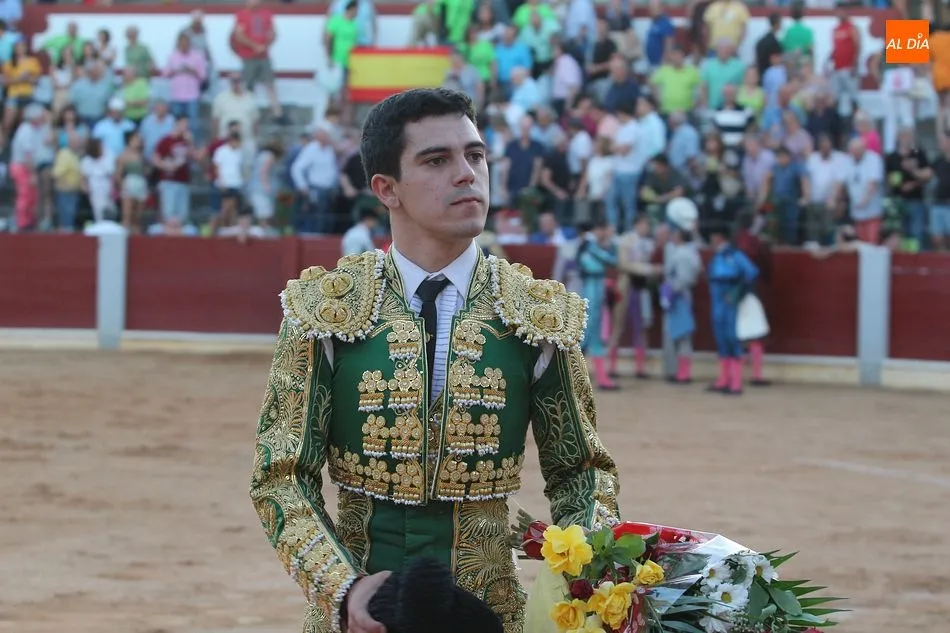 Foto 4 - Manuel Diosleguarde y Manuel Mart&iacute;n triunfan en la novillada chacinera