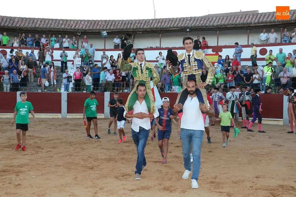 Foto 2 - Manuel Diosleguarde y Manuel Mart&iacute;n triunfan en la novillada chacinera