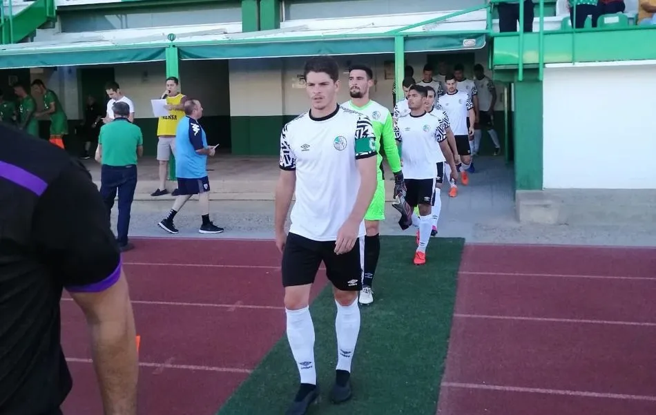 Jugadores del Salamanca UDS salen al campo del Villanovense. Fotos: Salamanca CF UDS