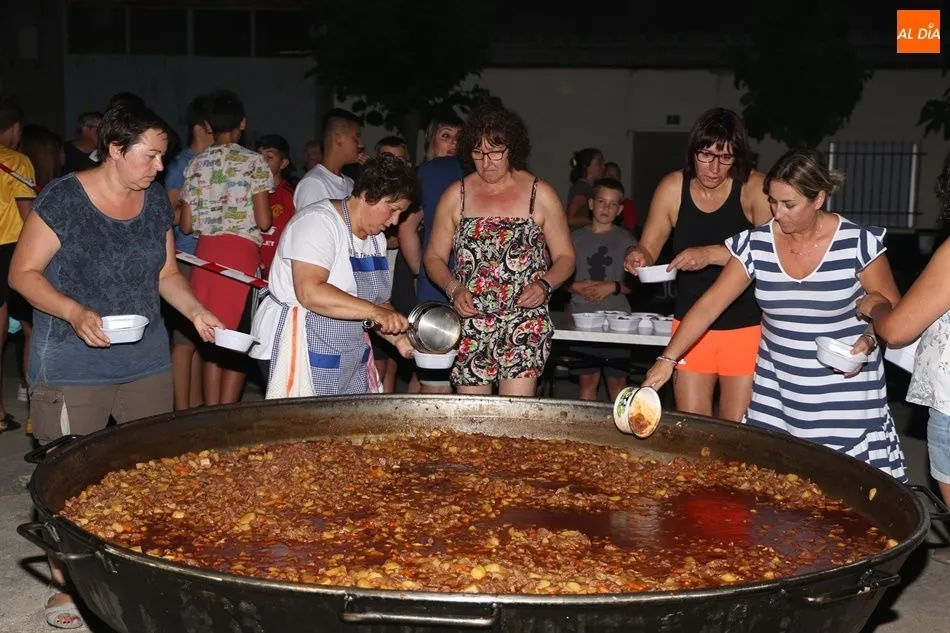 Foto 7 - El Campo de Pe&ntilde;aranda se despide de su semana cultural cenando caldereta  