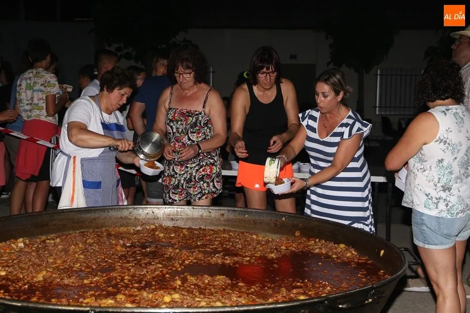 Foto 3 - El Campo de Pe&ntilde;aranda se despide de su semana cultural cenando caldereta  