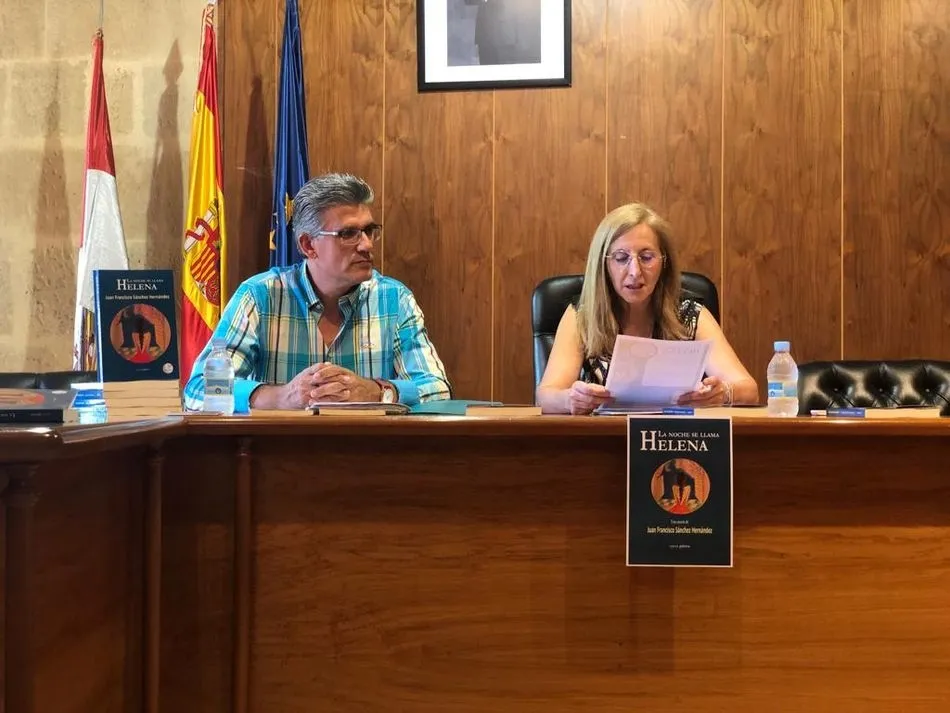 Juan Francisco Sánchez y Concepción Miguéles durante la presentación de la novela