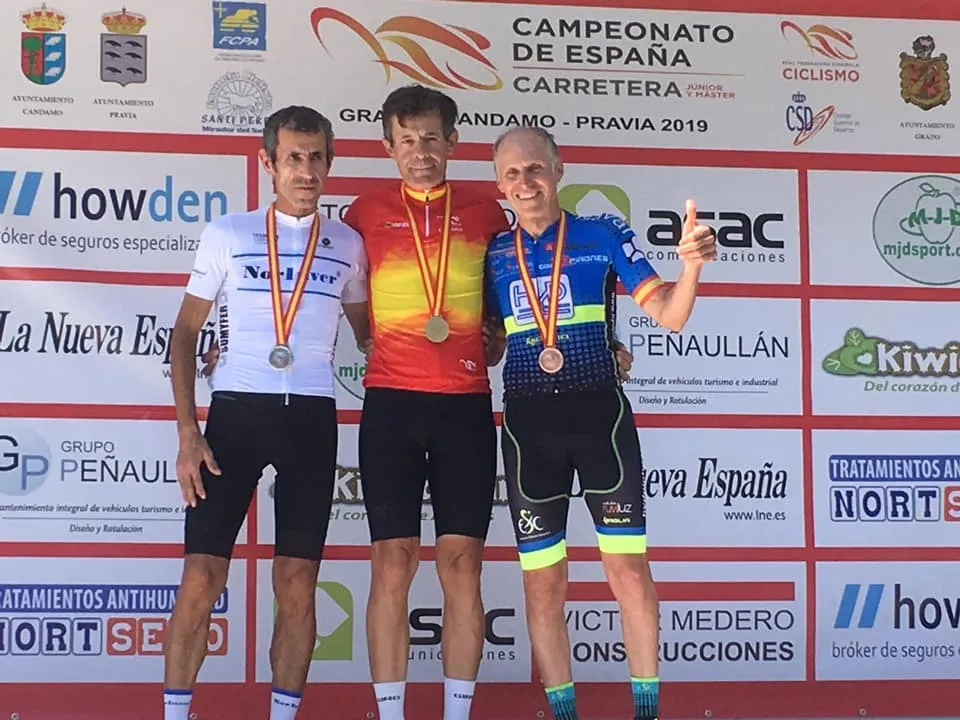 Juan Trapiello (a la derecha) en el podio / HYD Pinturas