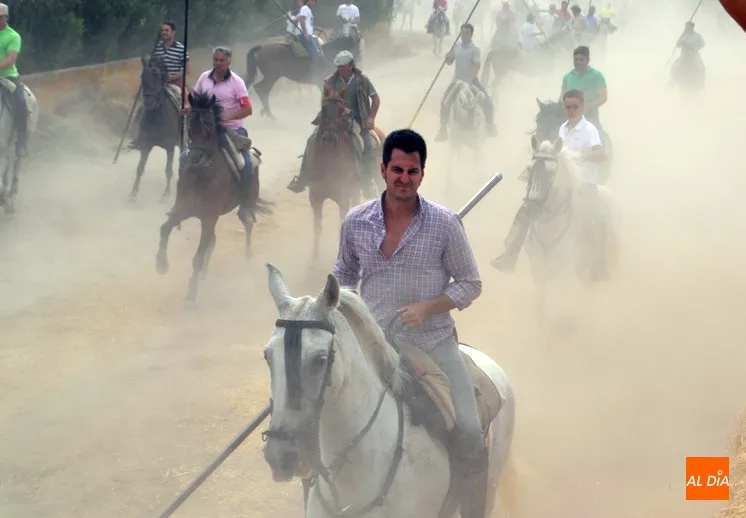 Foto 4 - Vibrante y dividido XIX Encierro a caballo de Macotera
