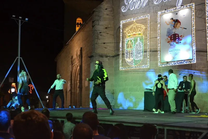 Foto 6 - Lleno en la Plaza Mayor de Macotera para divertirse con su original Concurso de Playback