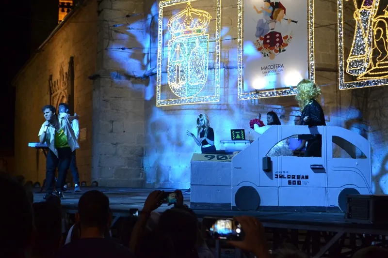 Foto 5 - Lleno en la Plaza Mayor de Macotera para divertirse con su original Concurso de Playback