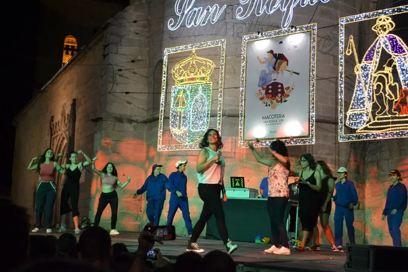 Foto 4 - Lleno en la Plaza Mayor de Macotera para divertirse con su original Concurso de Playback