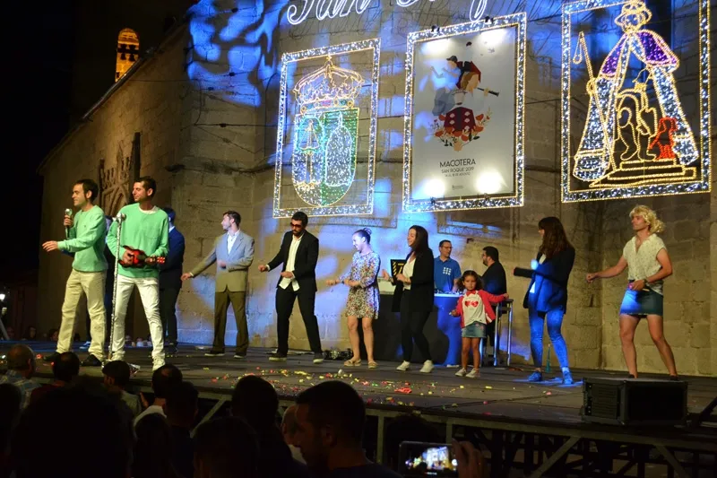 Foto 3 - Lleno en la Plaza Mayor de Macotera para divertirse con su original Concurso de Playback