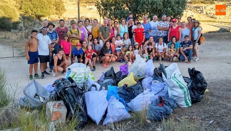Los voluntarios recogieron más de 40 bolsas de basura depositada en la playa de Carbellino