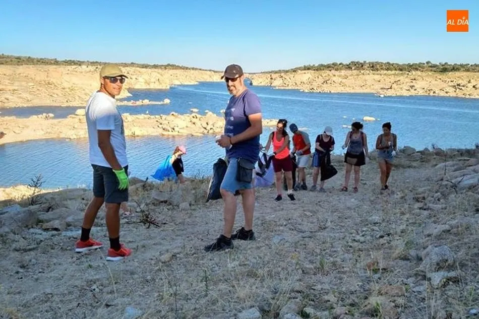 Foto 2 - M&aacute;s de 80 voluntarios retiran 40 sacos de basura del embalse de Almendra en la playa de Carbellino ...