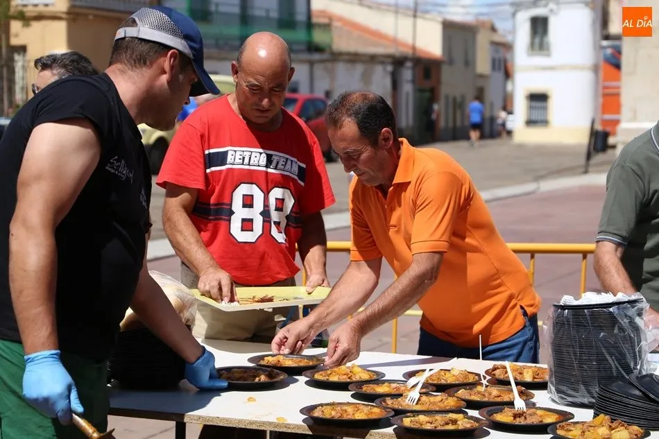 Vecinos recogen su ración de caldereta | Víctor Sánchez