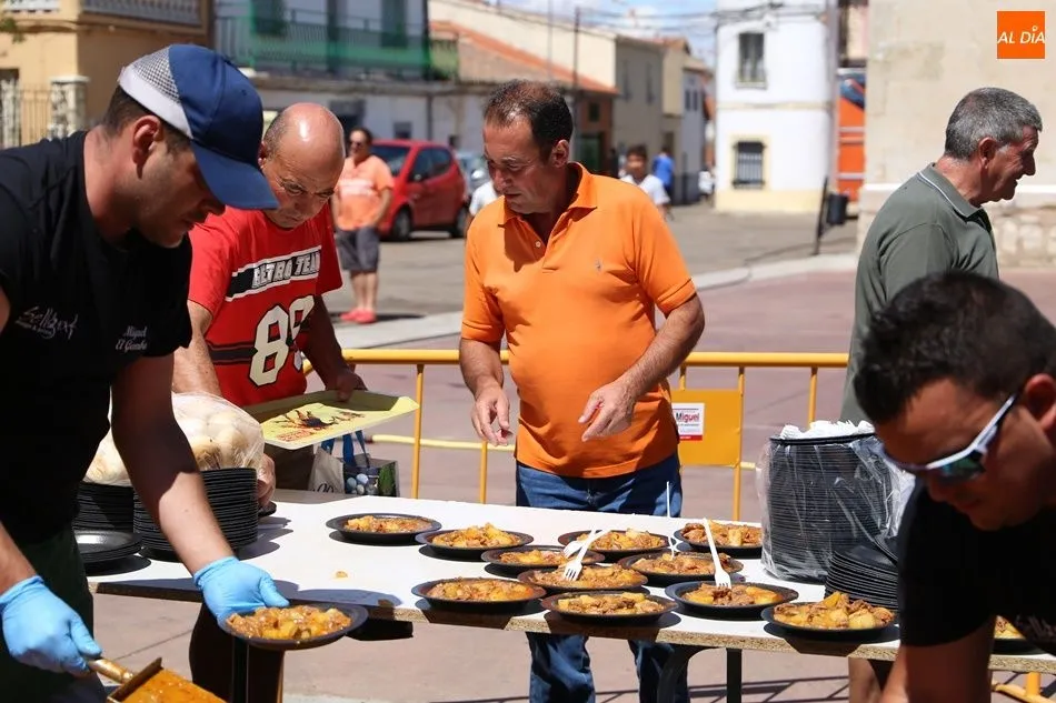 Foto 11 - Los vecinos de Valdelosa reponen fuerzas con una caldereta de carne