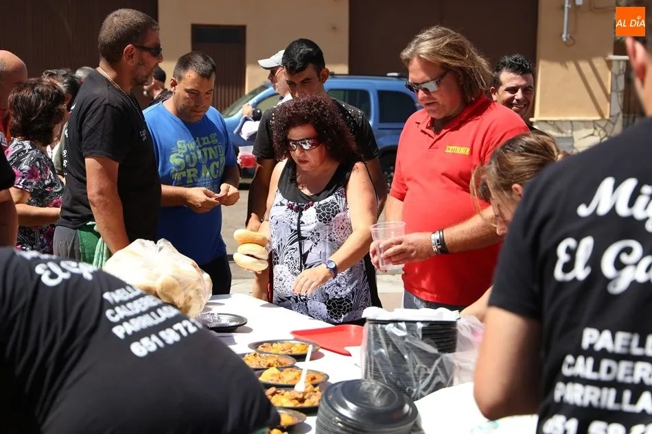 Foto 10 - Los vecinos de Valdelosa reponen fuerzas con una caldereta de carne