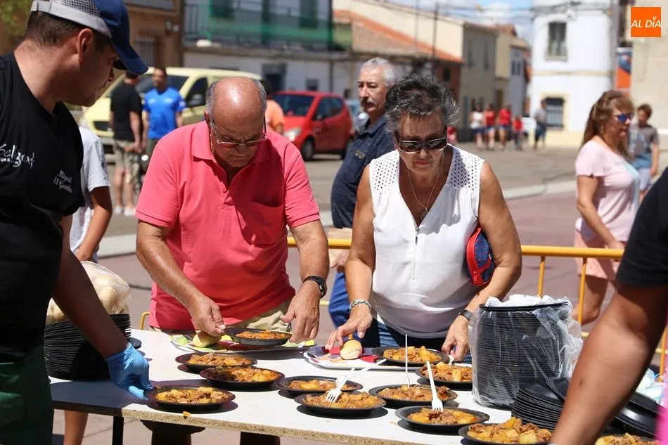 Foto 6 - Los vecinos de Valdelosa reponen fuerzas con una caldereta de carne