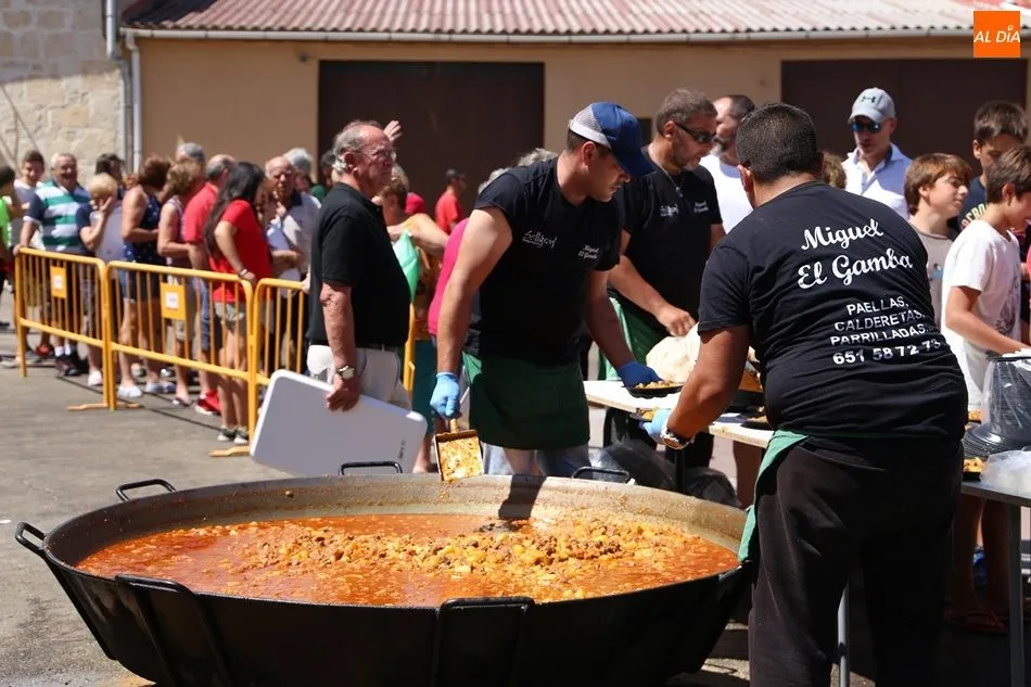 Foto 5 - Los vecinos de Valdelosa reponen fuerzas con una caldereta de carne