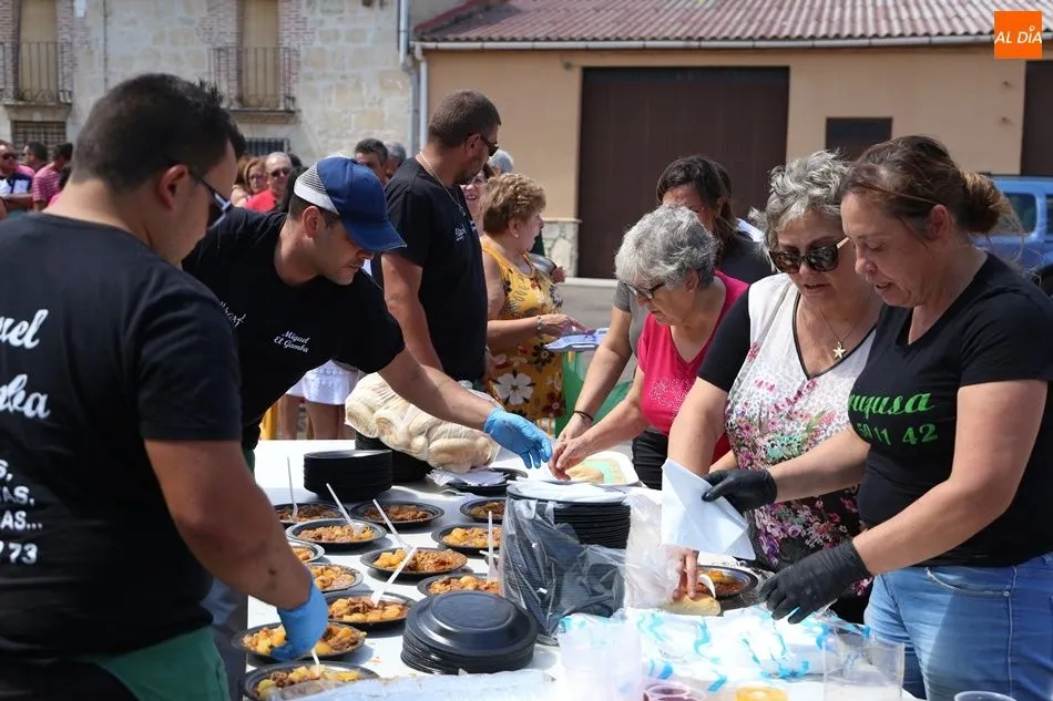 Foto 2 - Los vecinos de Valdelosa reponen fuerzas con una caldereta de carne