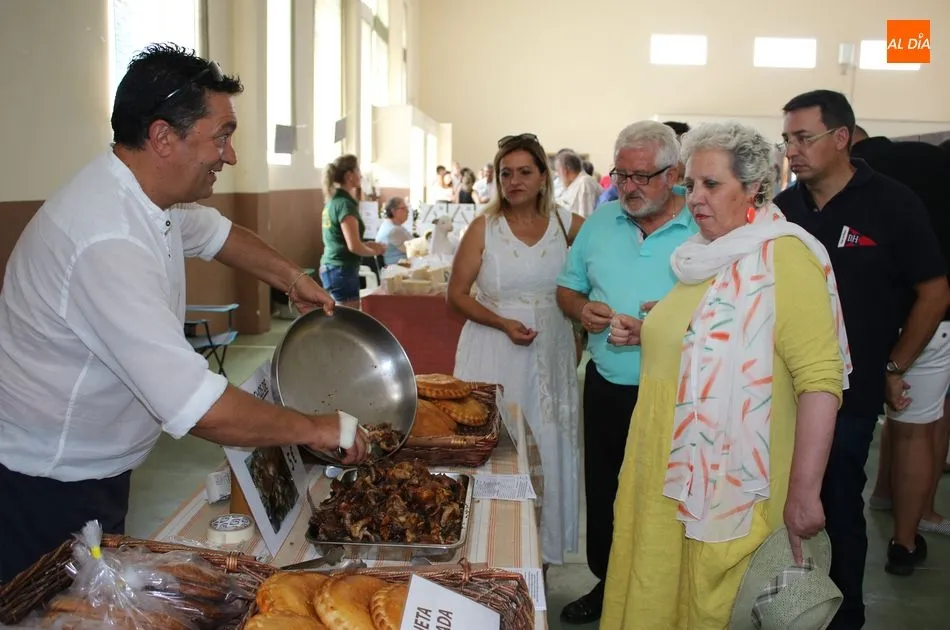 Los representantes políticos realizaron una completa visita a la muestra