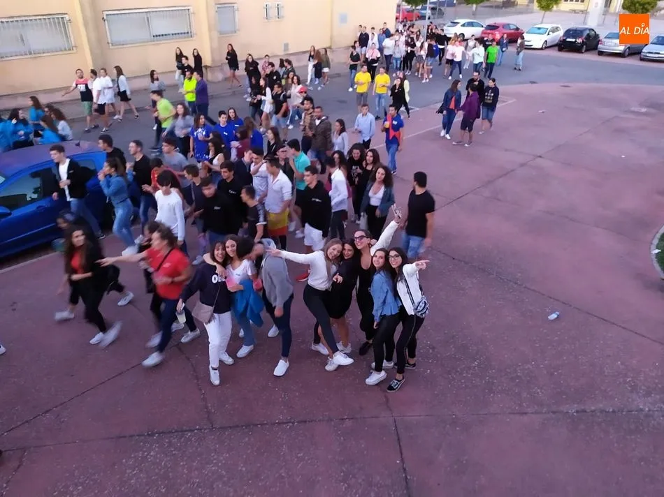 Foto 6 - Los j&oacute;venes llenan la plaza en la vaquilla del aguardiente