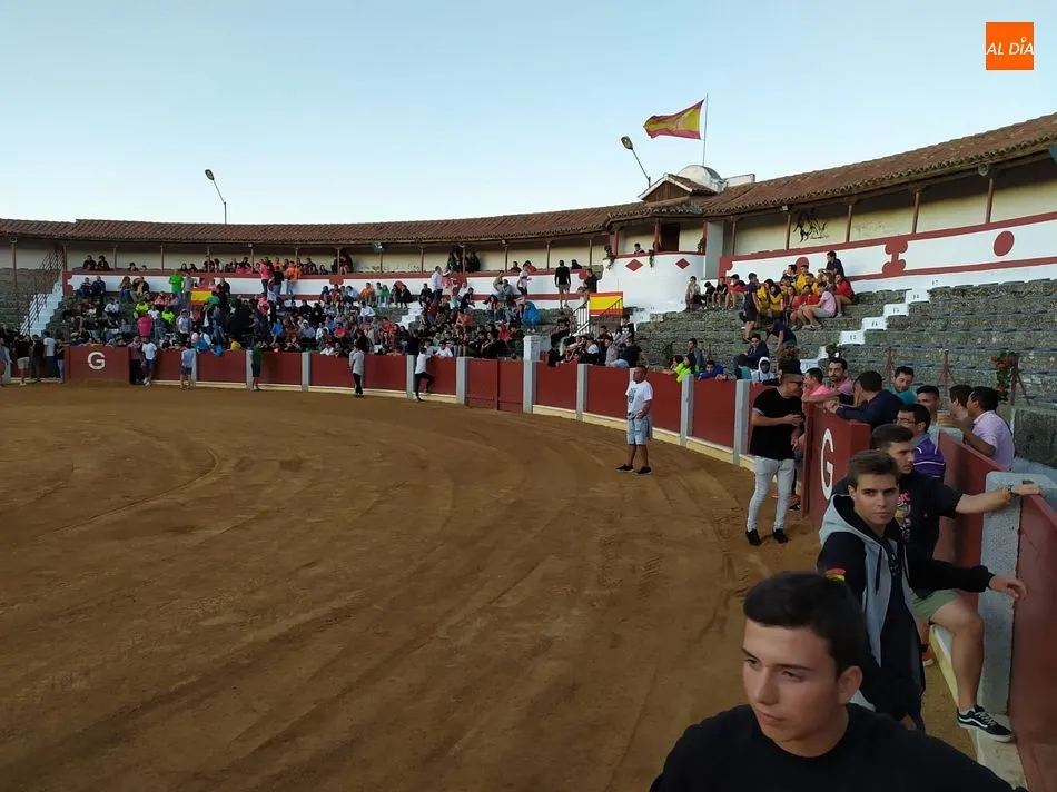 Foto 5 - Los j&oacute;venes llenan la plaza en la vaquilla del aguardiente